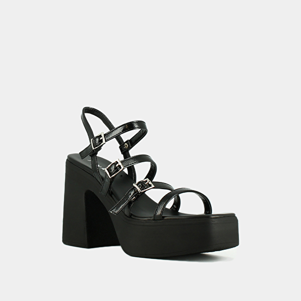Sandals with straps and platforms in black pleated patent | PUZZLE