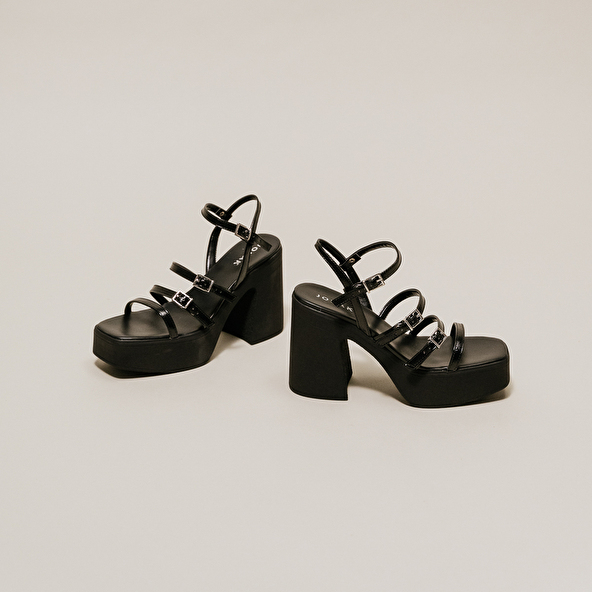 Sandals with straps and platforms in black pleated patent | PUZZLE