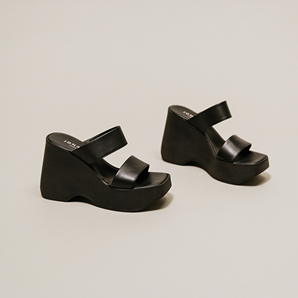 Wedge mules with straps in black leather | PRISCILLA