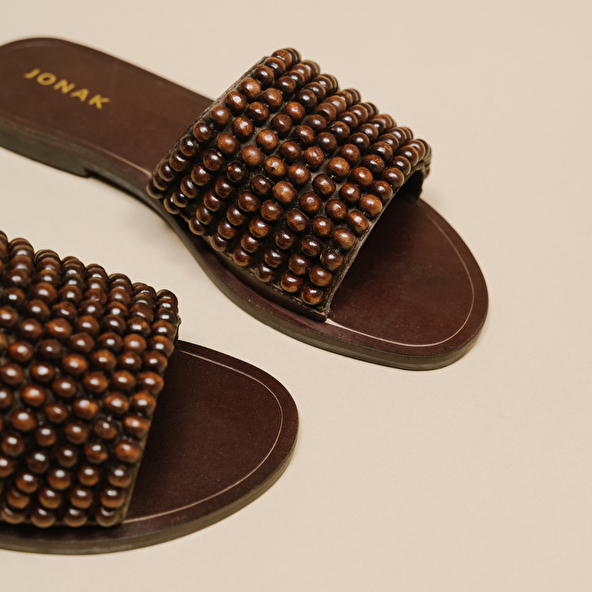 Flat mules with pearls in brown leather | WALK