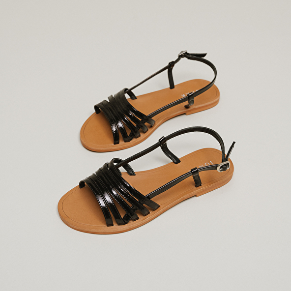Strappy sandals with open toes in black patent | WROOM