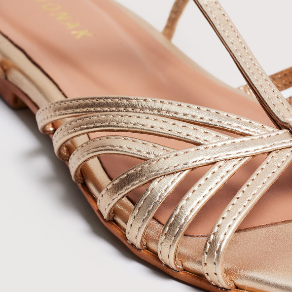 Strapped sandals in gold metallic leather | WALLONIE