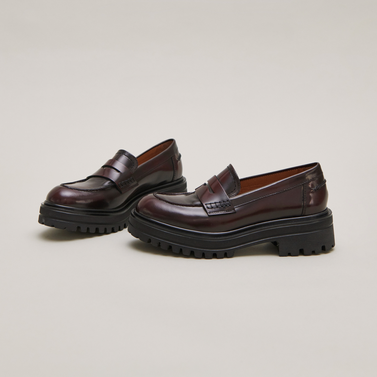 Loafer with notched soles in burgundy patinated leather | ALFI