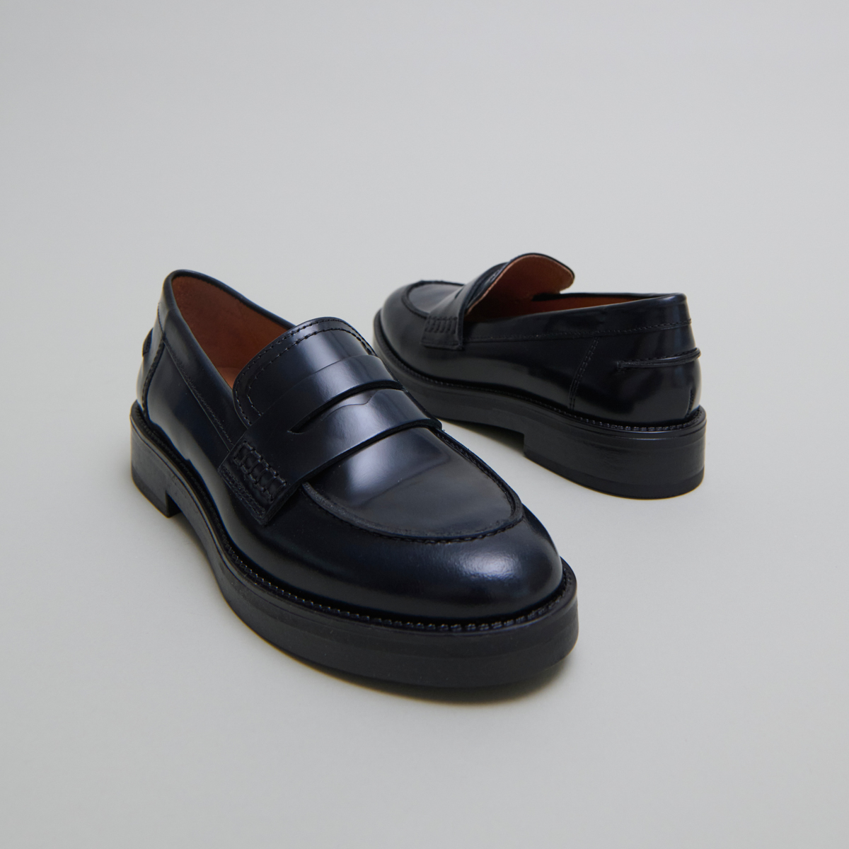 Round-toed loafers in blue patinated leather | MIRNA