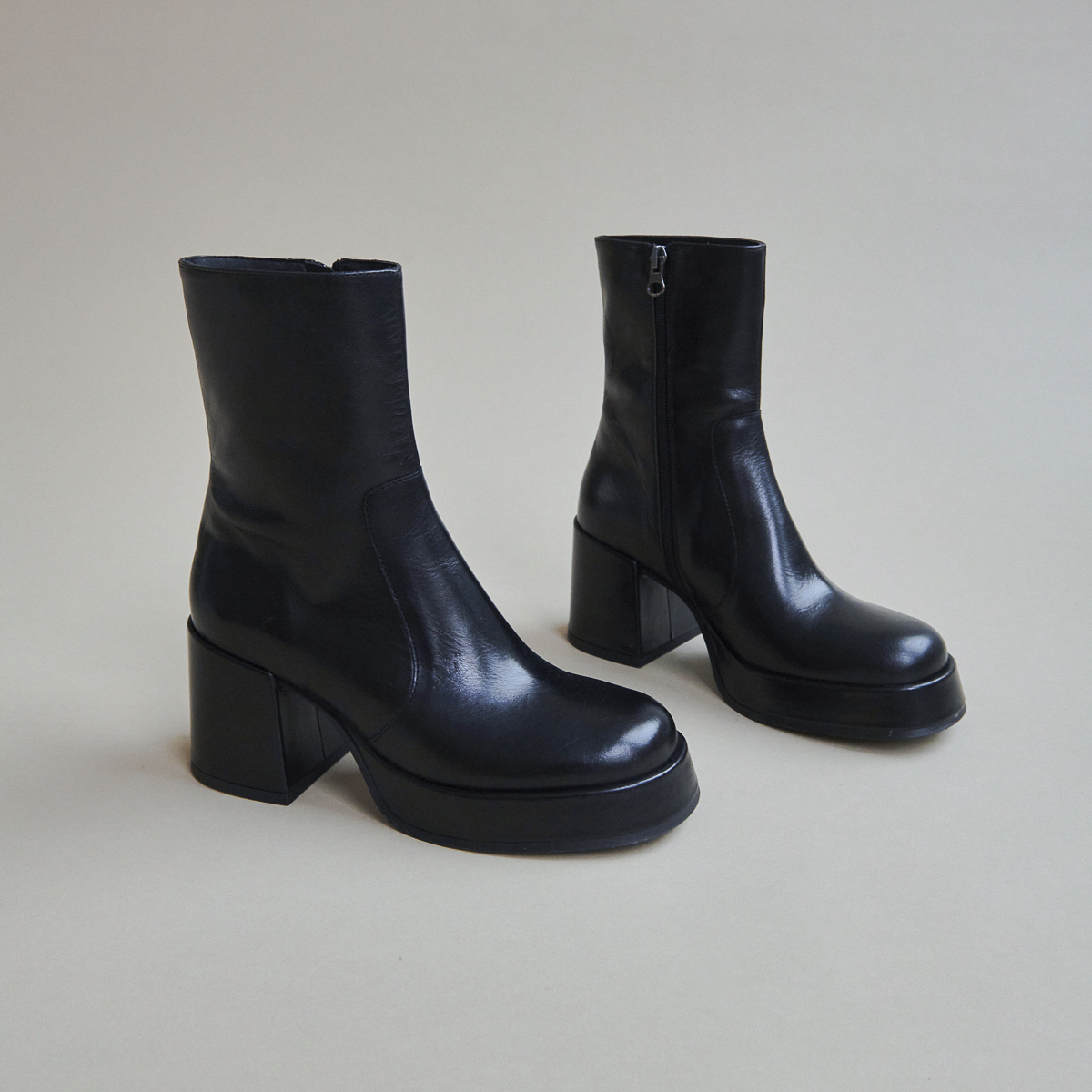 Heeled boots with square toe in black leather | BALDWIN