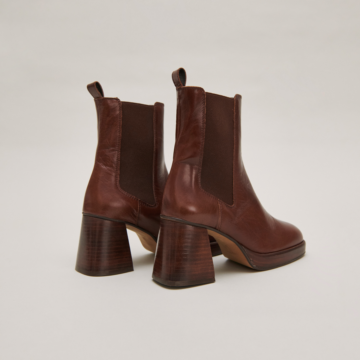 Square toe and elastic boots in brown aged leather | BECCA
