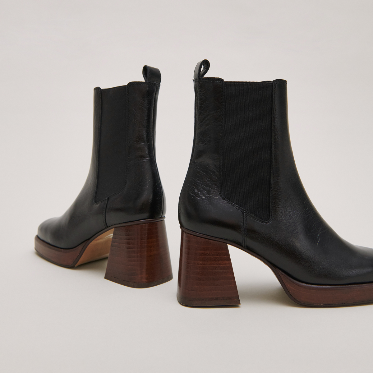 Square toe and elastic boots in black distressed leather | BECCA