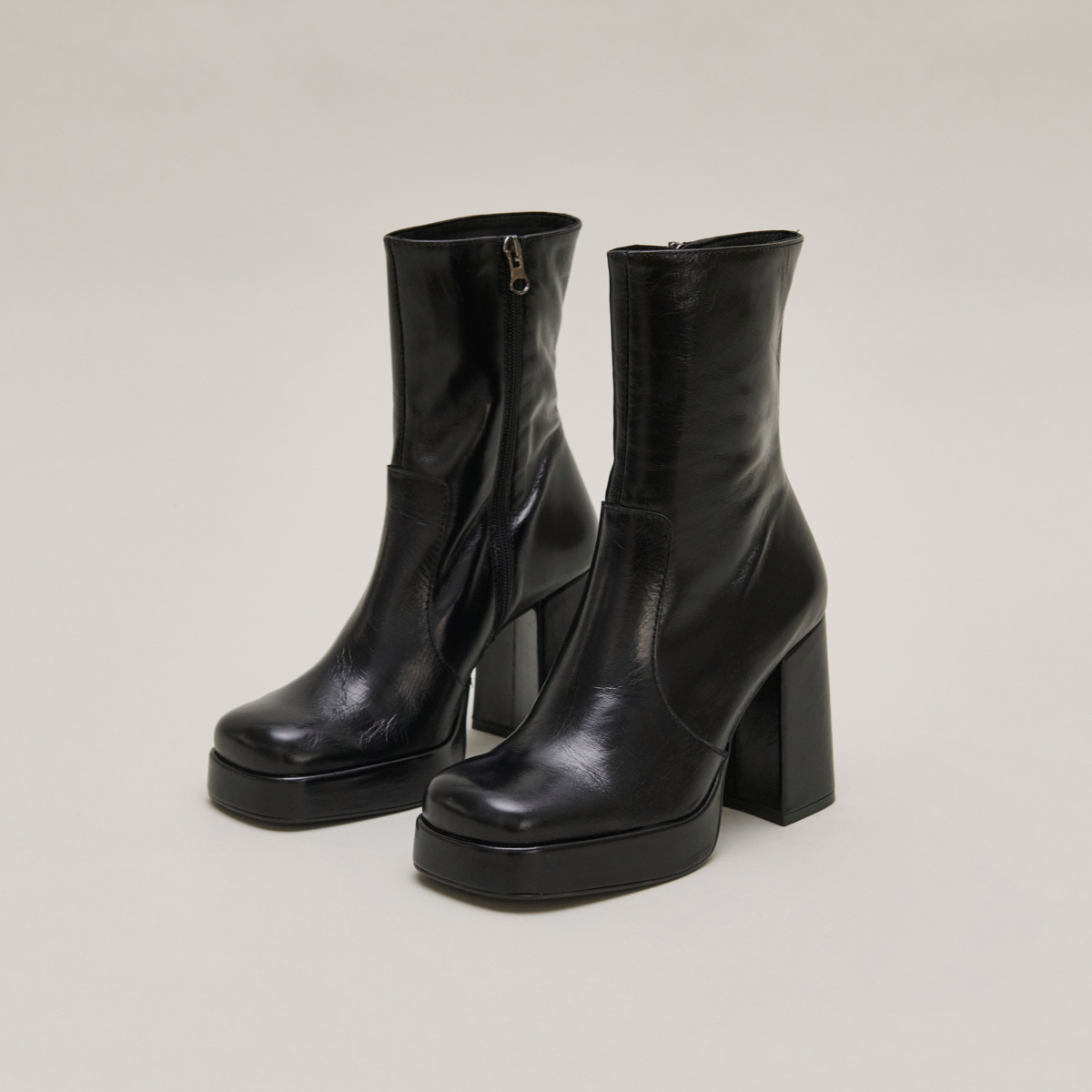 Boots with heels and square toes in black aged leather | BEN