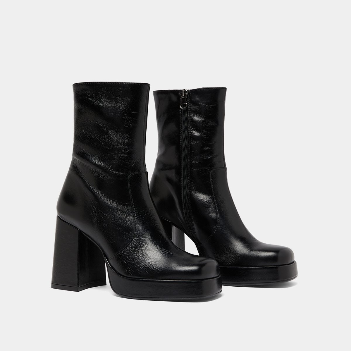 Boots with heels and square toes in black aged leather | BEN