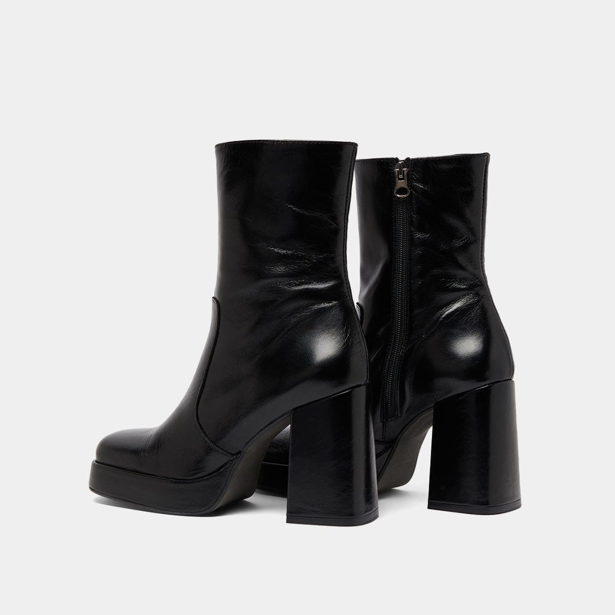 Boots with heels and square toes in black aged leather | BEN