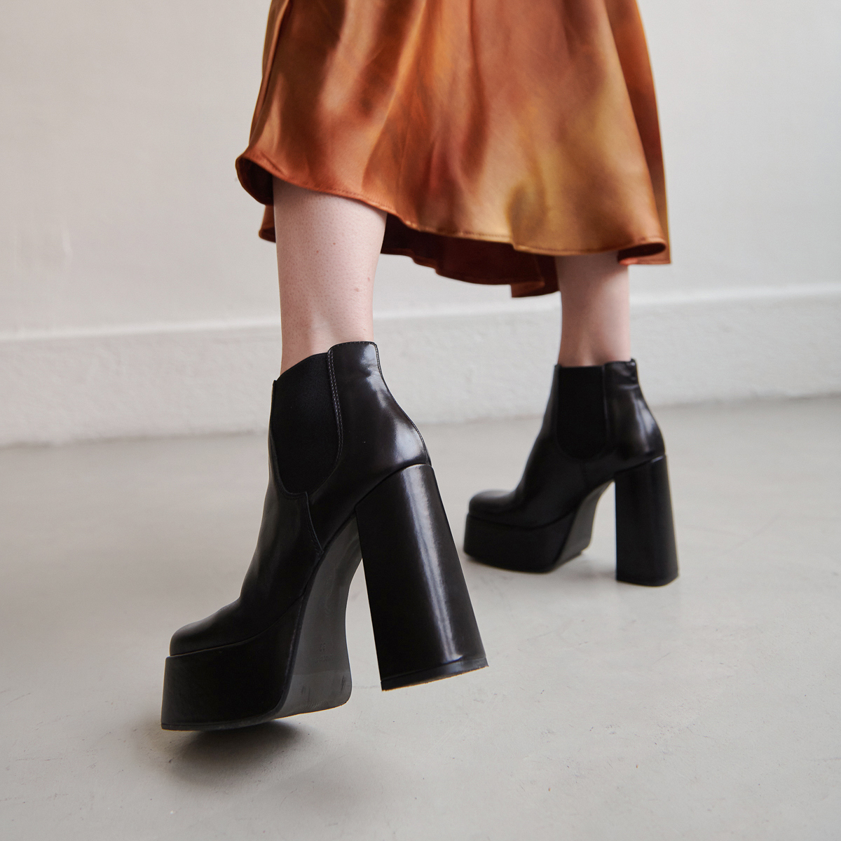 Platform boots with square toe in black leather | BOB