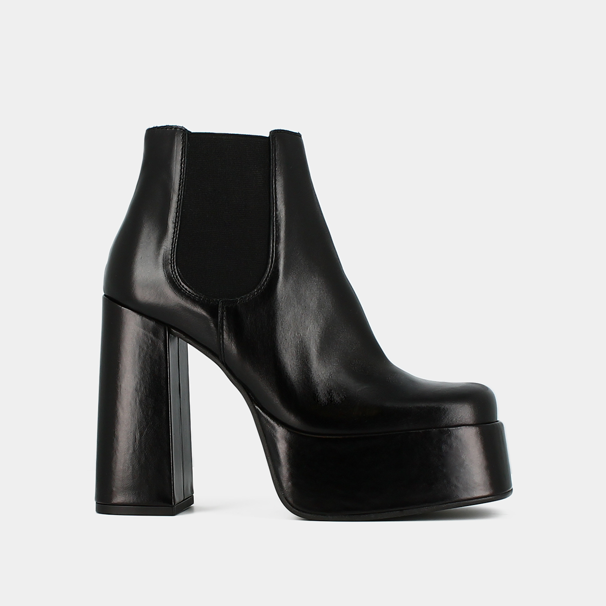 Platform boots with square toe in black leather | BOB