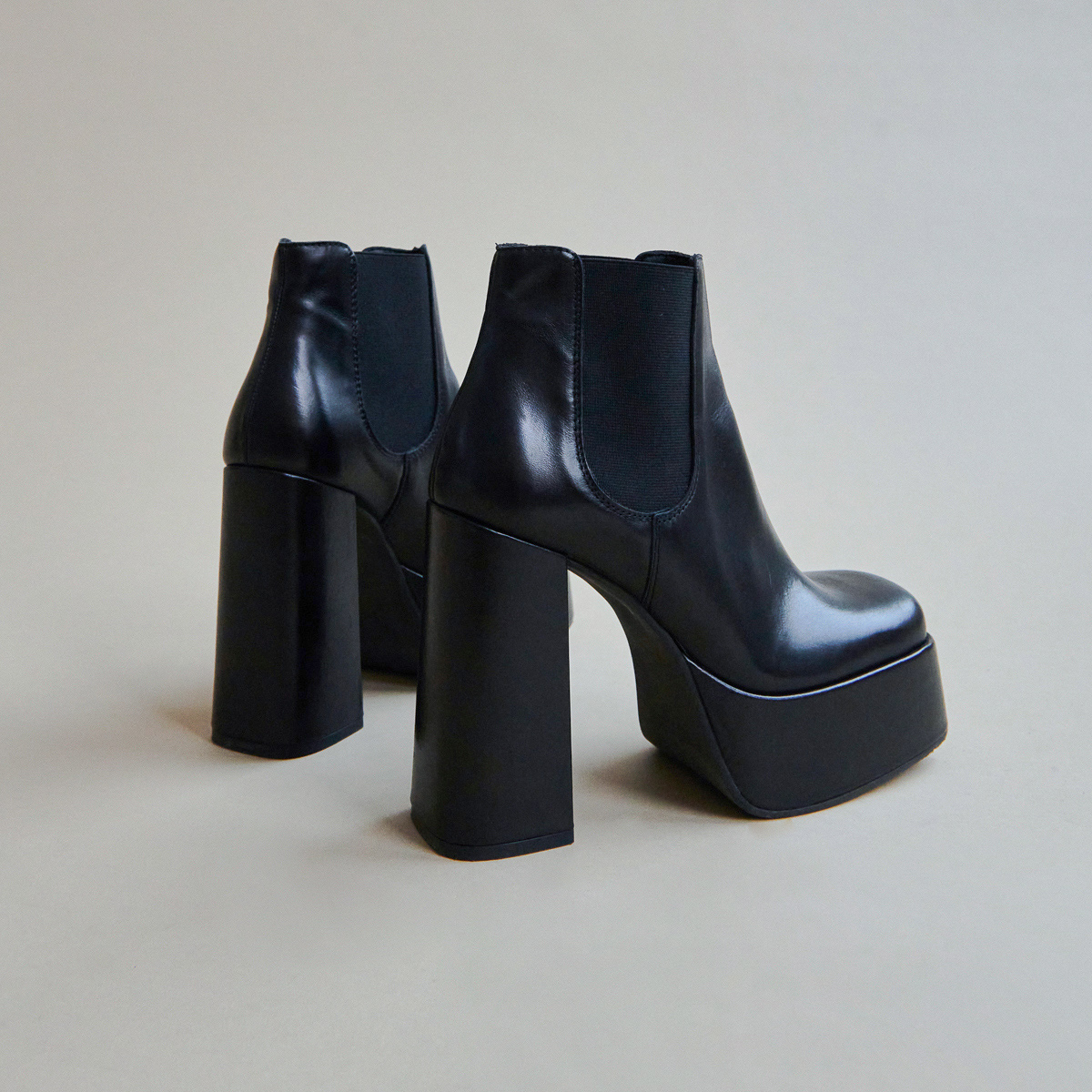Platform boots with square toe in black leather | BOB