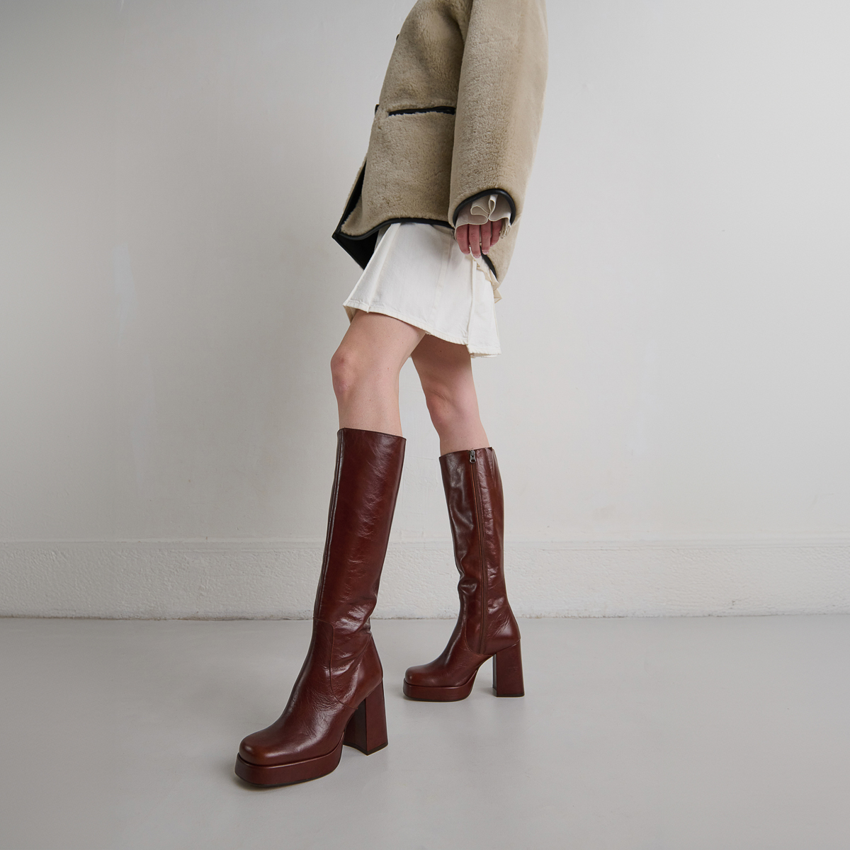 Boots with heels and square toes in brown distressed leather | BRYAN