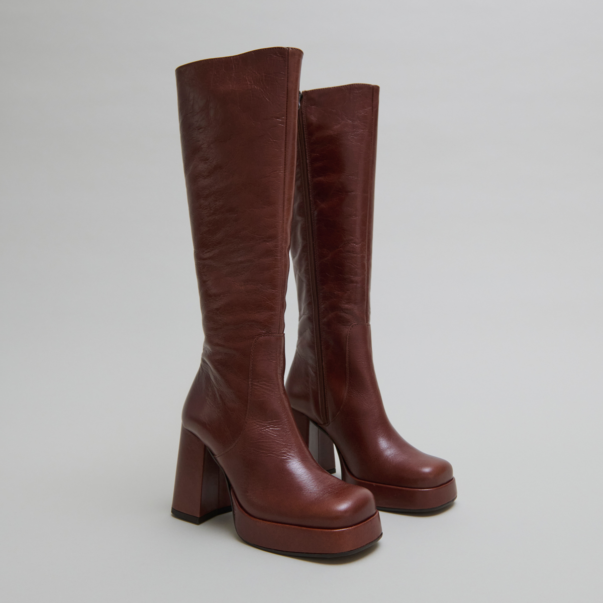 Boots with heels and square toes in brown distressed leather | BRYAN