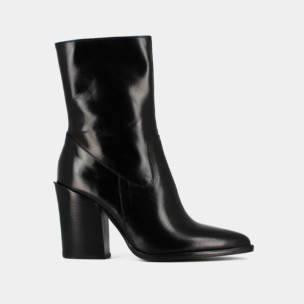 Heeled boots with pointed toes in black leather | BUSTER