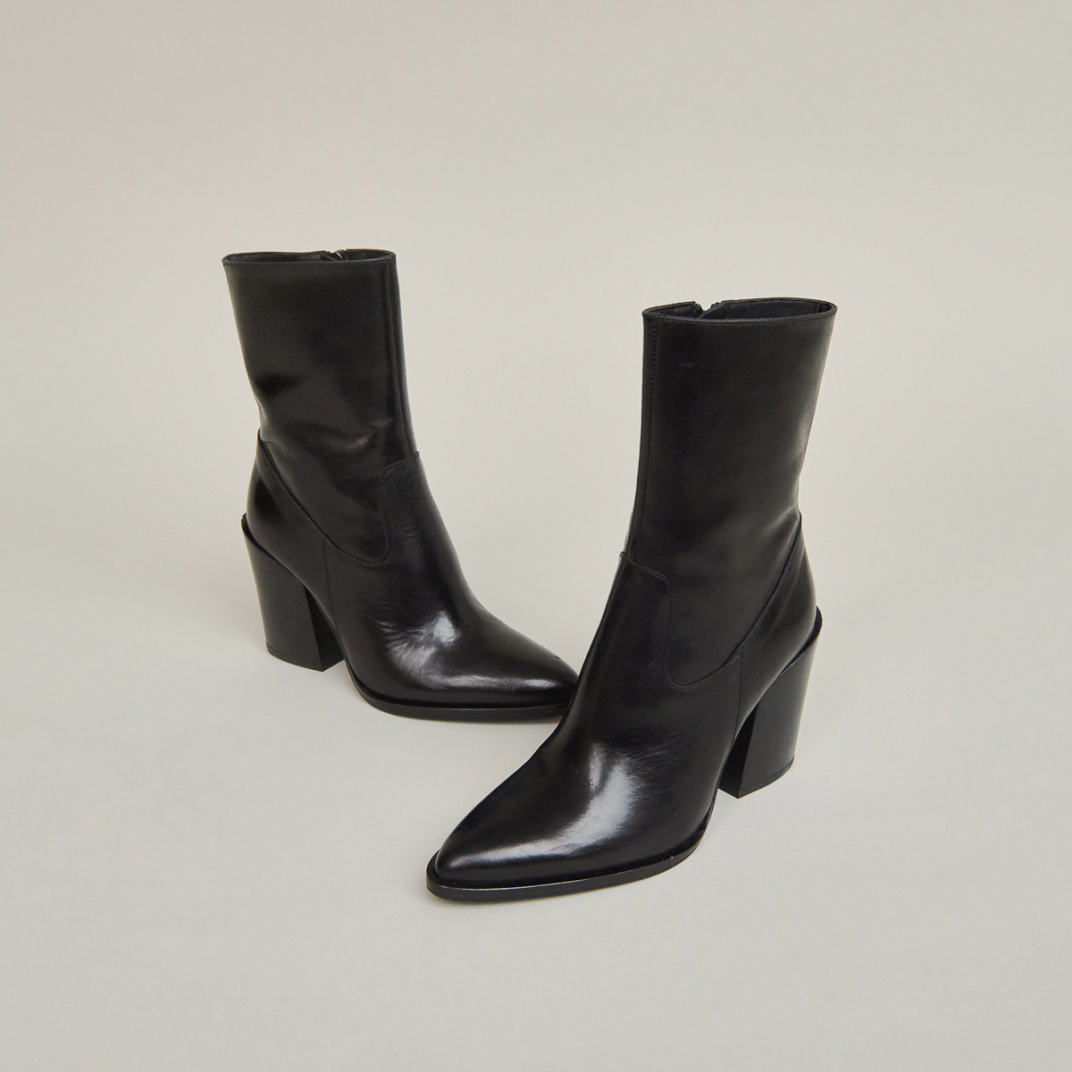 Heeled boots with pointed toes in black leather | BUSTER
