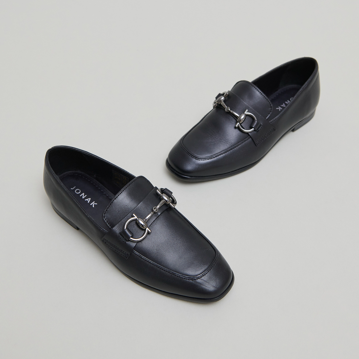 Mocassins à mors et bouts carrés in black leather | AMELLE