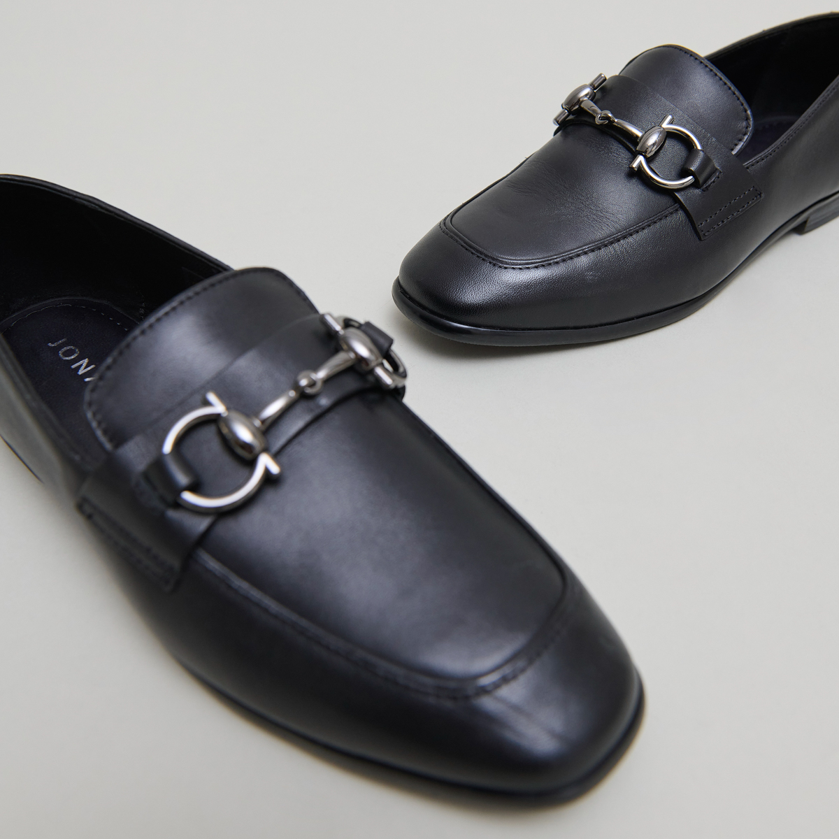 Mocassins à mors et bouts carrés in black leather | AMELLE