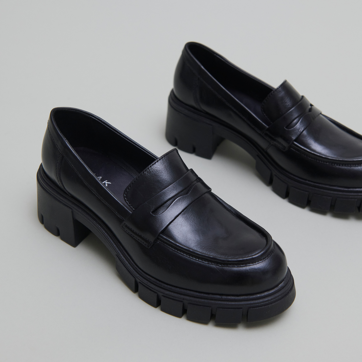 Heeled loafers in black leather | ARON