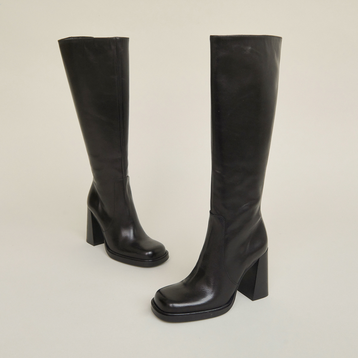 Boots with heels and square toes in black leather | BERTRAND