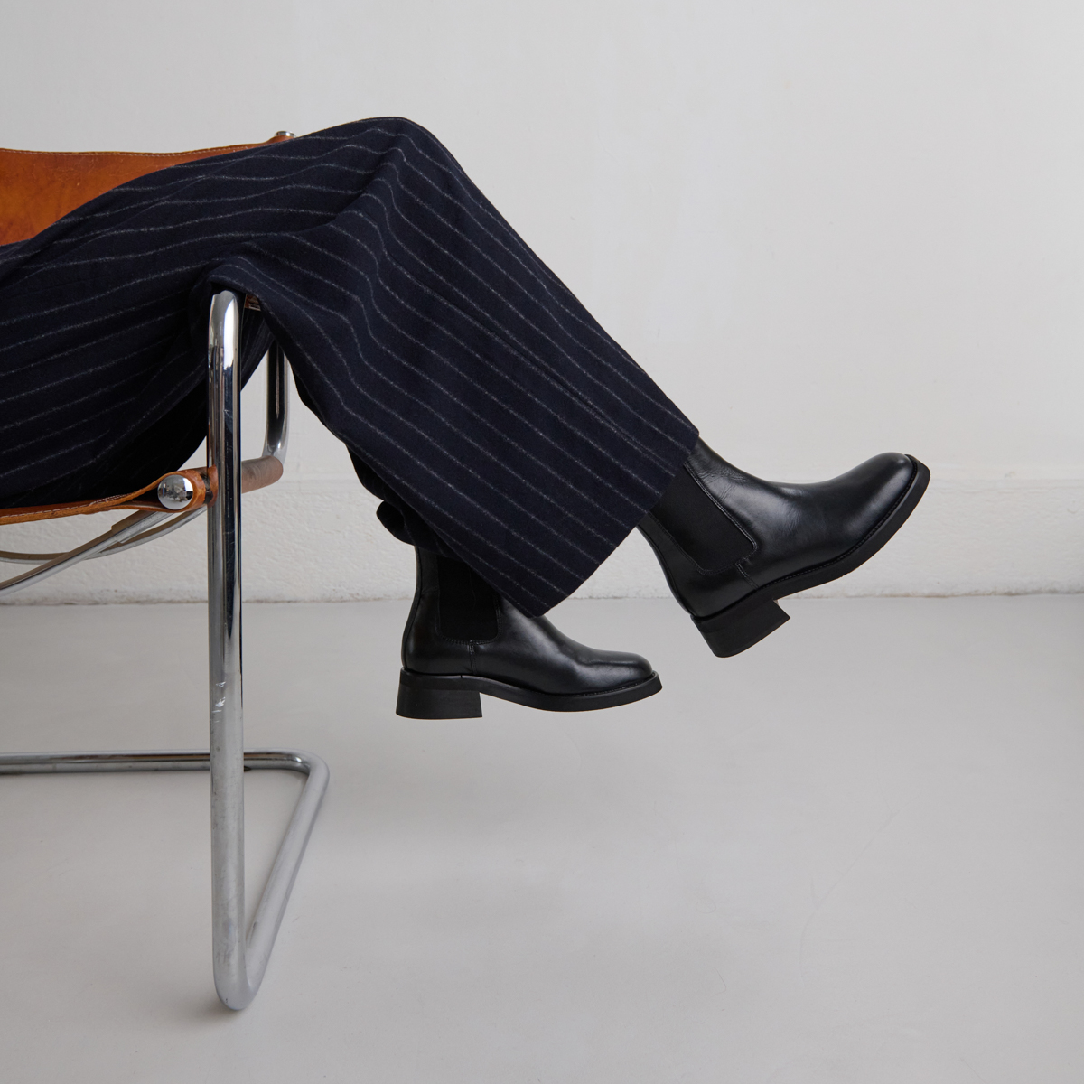 Boots à bouts arrondis et élastiques in black leather | PARISSE