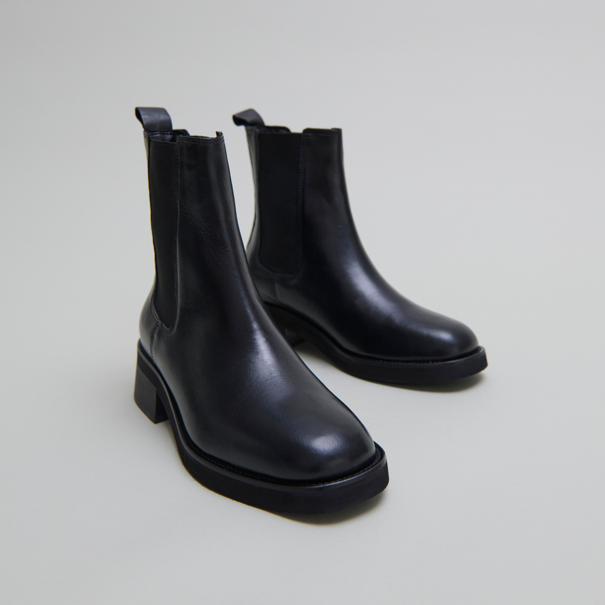 Boots à bouts arrondis et élastiques in black leather | PARISSE