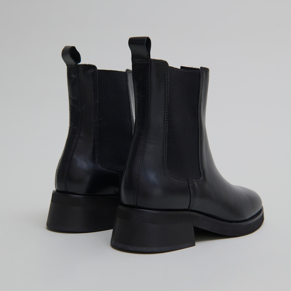 Boots à bouts arrondis et élastiques in black leather | PARISSE