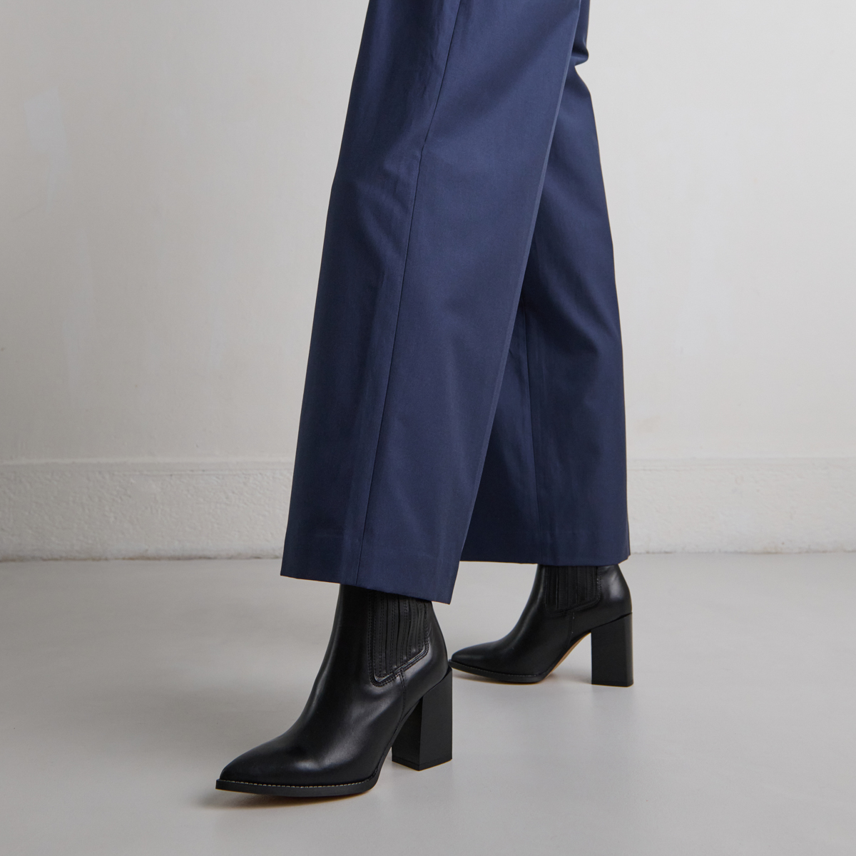 Ankle boots with heels and pointed toes in black leather | PERLINE