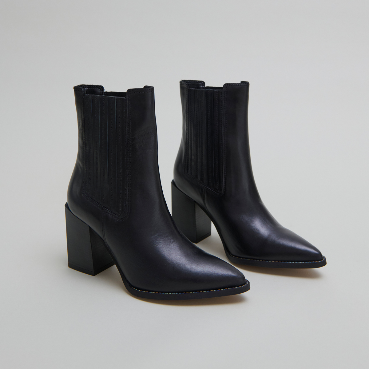 Ankle boots with heels and pointed toes in black leather | PERLINE