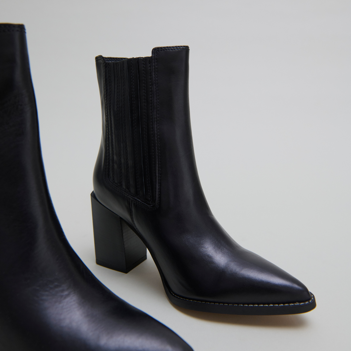 Ankle boots with heels and pointed toes in black leather | PERLINE