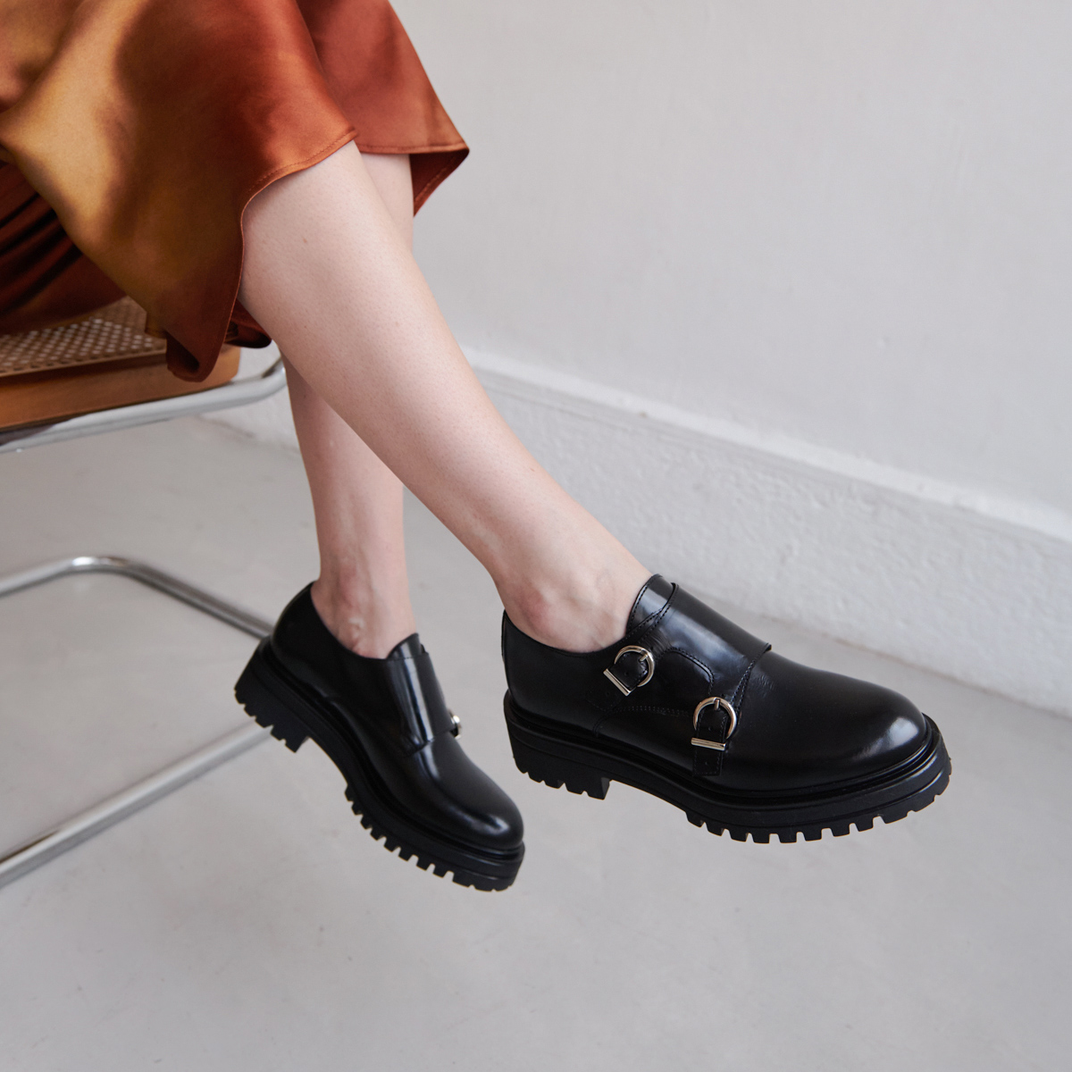 Derbies with double buckles and notched soles in black glazed leather | AMSTERDAM