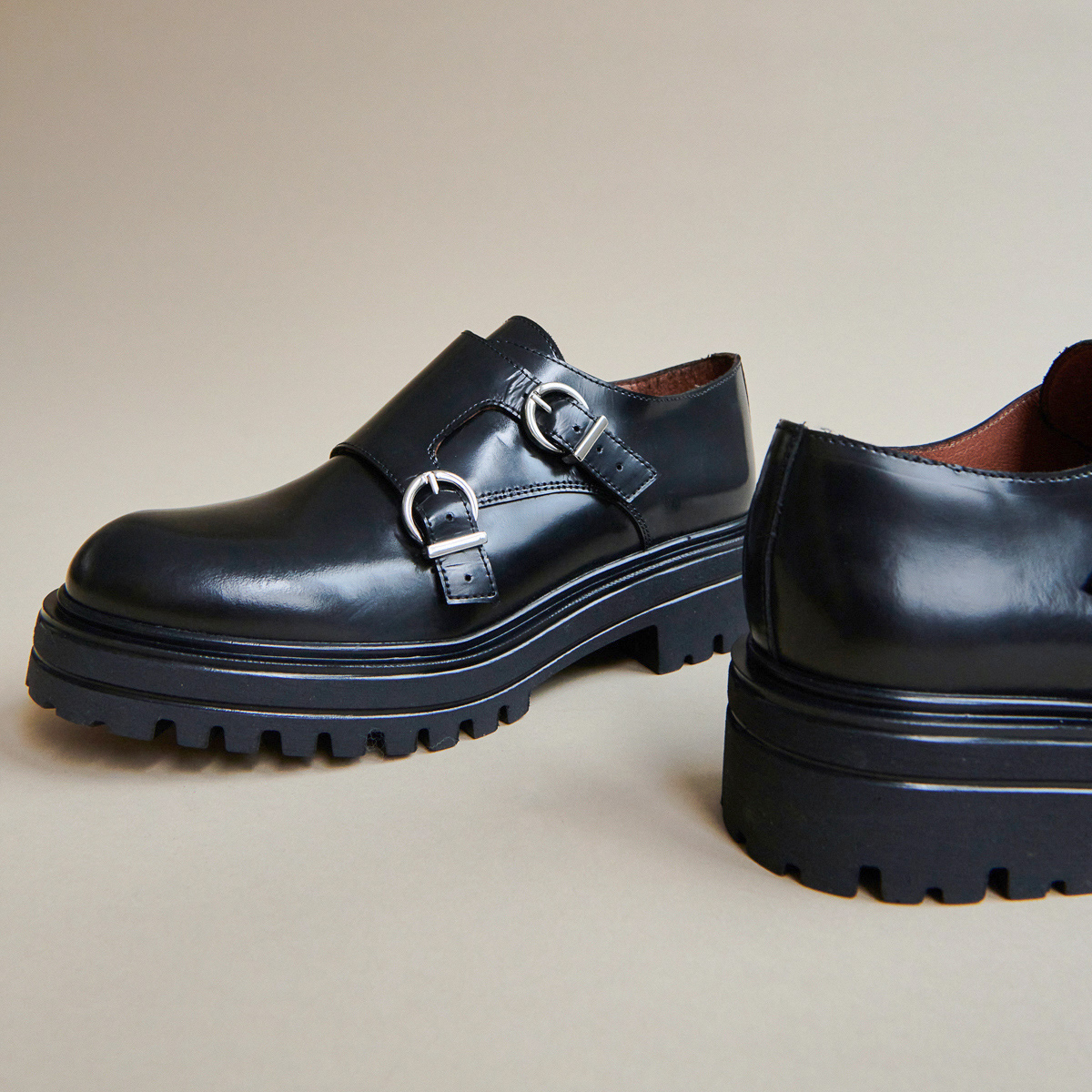 Derbies with double buckles and notched soles in black glazed leather | AMSTERDAM