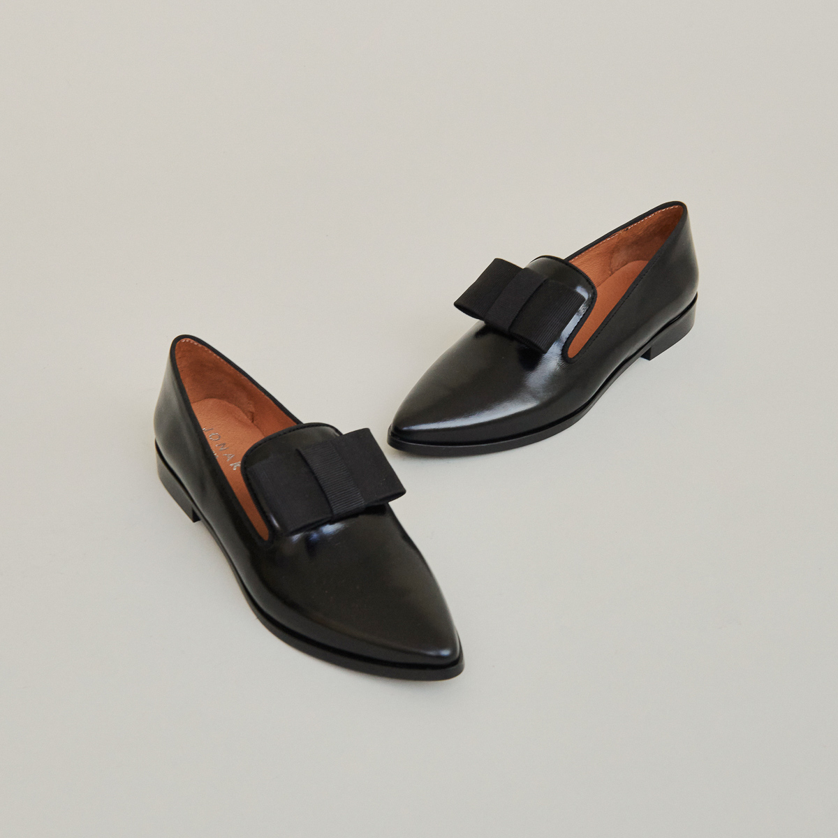 Loafers with bows and pointed toes in black leather | ANGLET