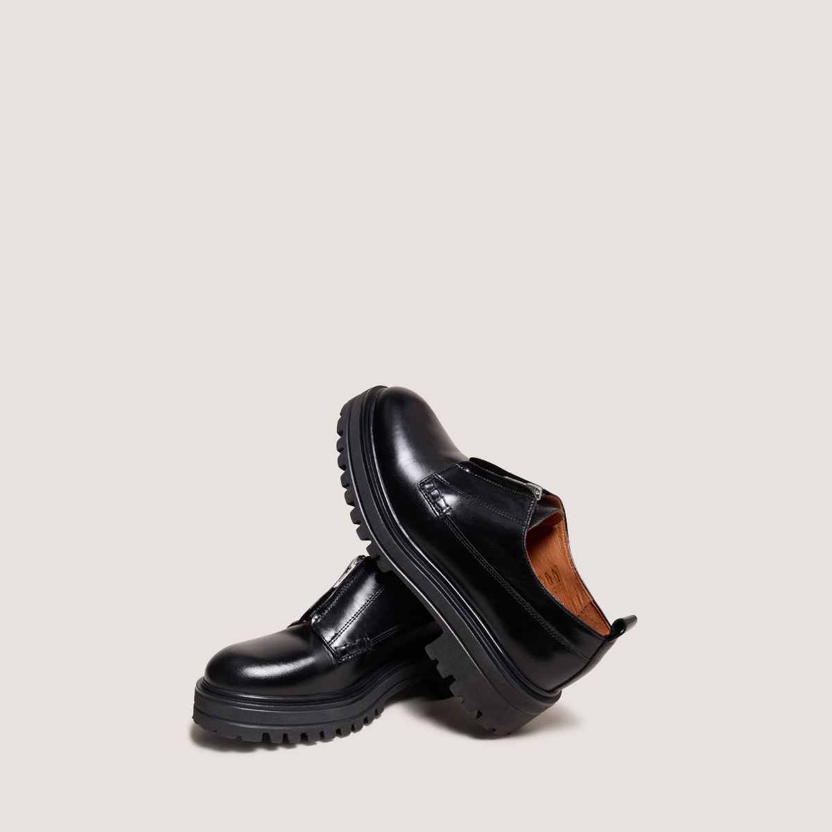 Derbies &agrave; fermetures &eacute;clairs et semelles... in black leather | ANTALYA