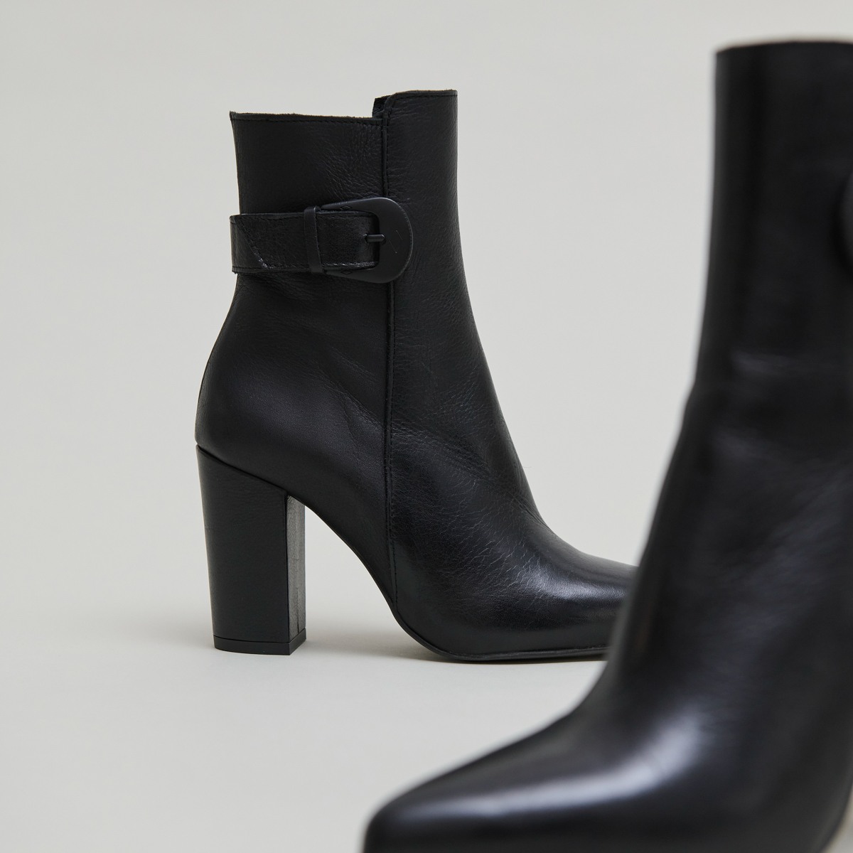 Bottines à bouts pointus et boucles in black leather | BETH