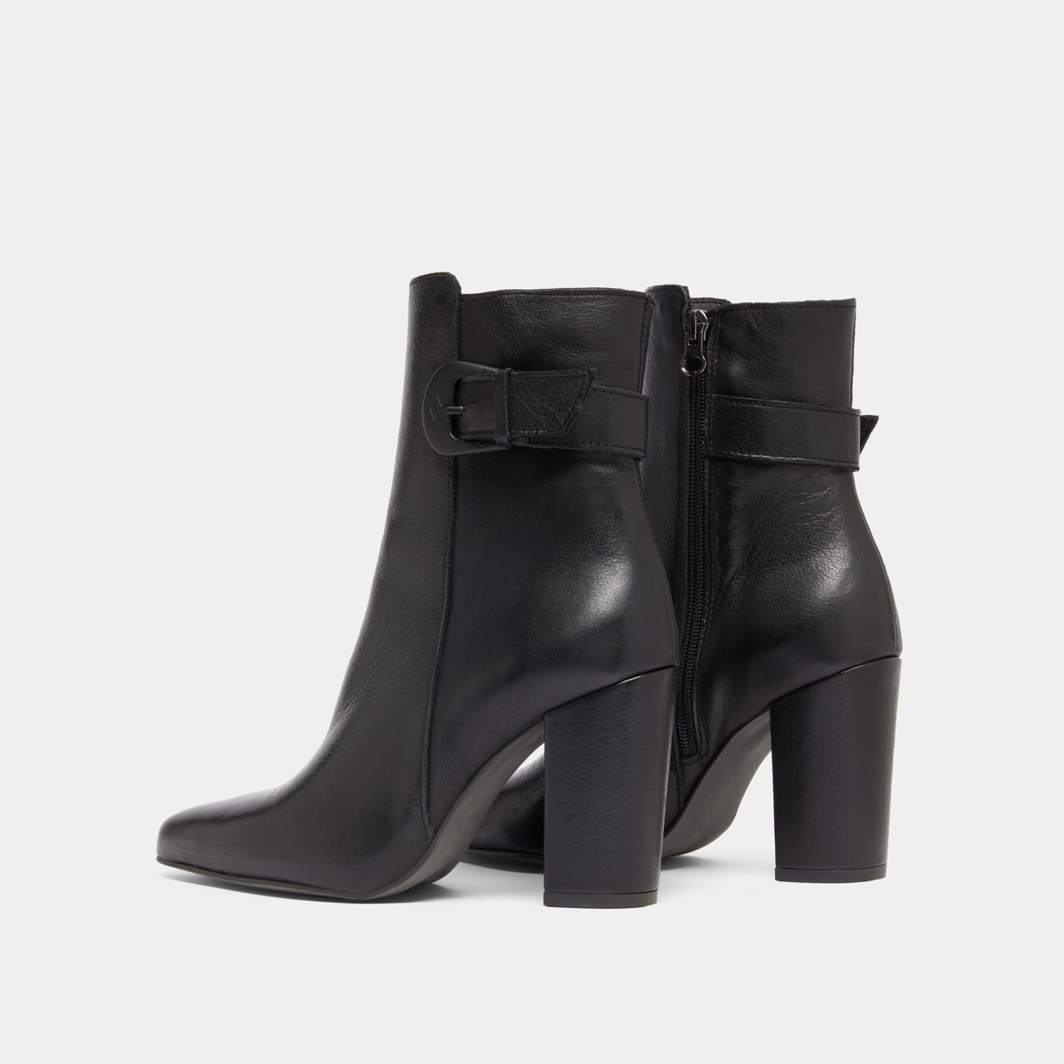 Bottines à bouts pointus et boucles in black leather | BETH