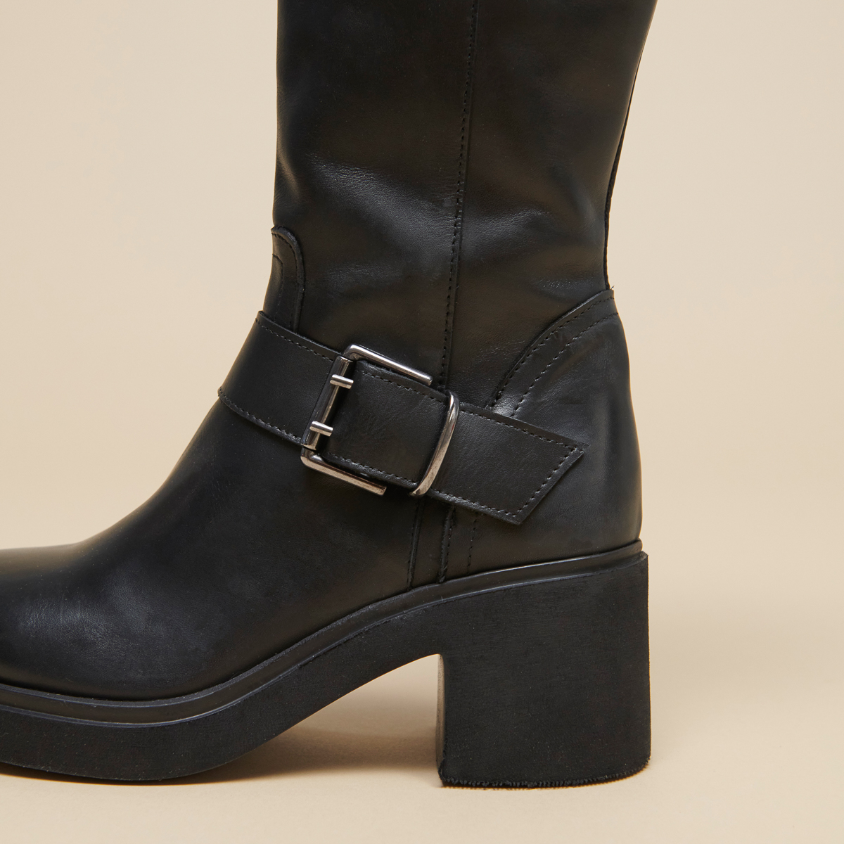 Bottes à semelles épaisses et boucles la... in black leather | RODEZ