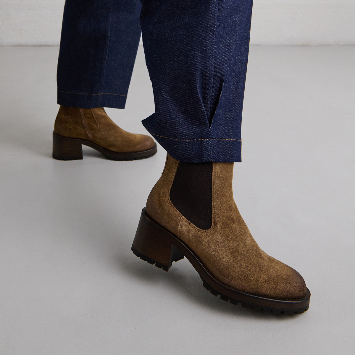 Lowboots with elastic bands in taupe suede | CECILE