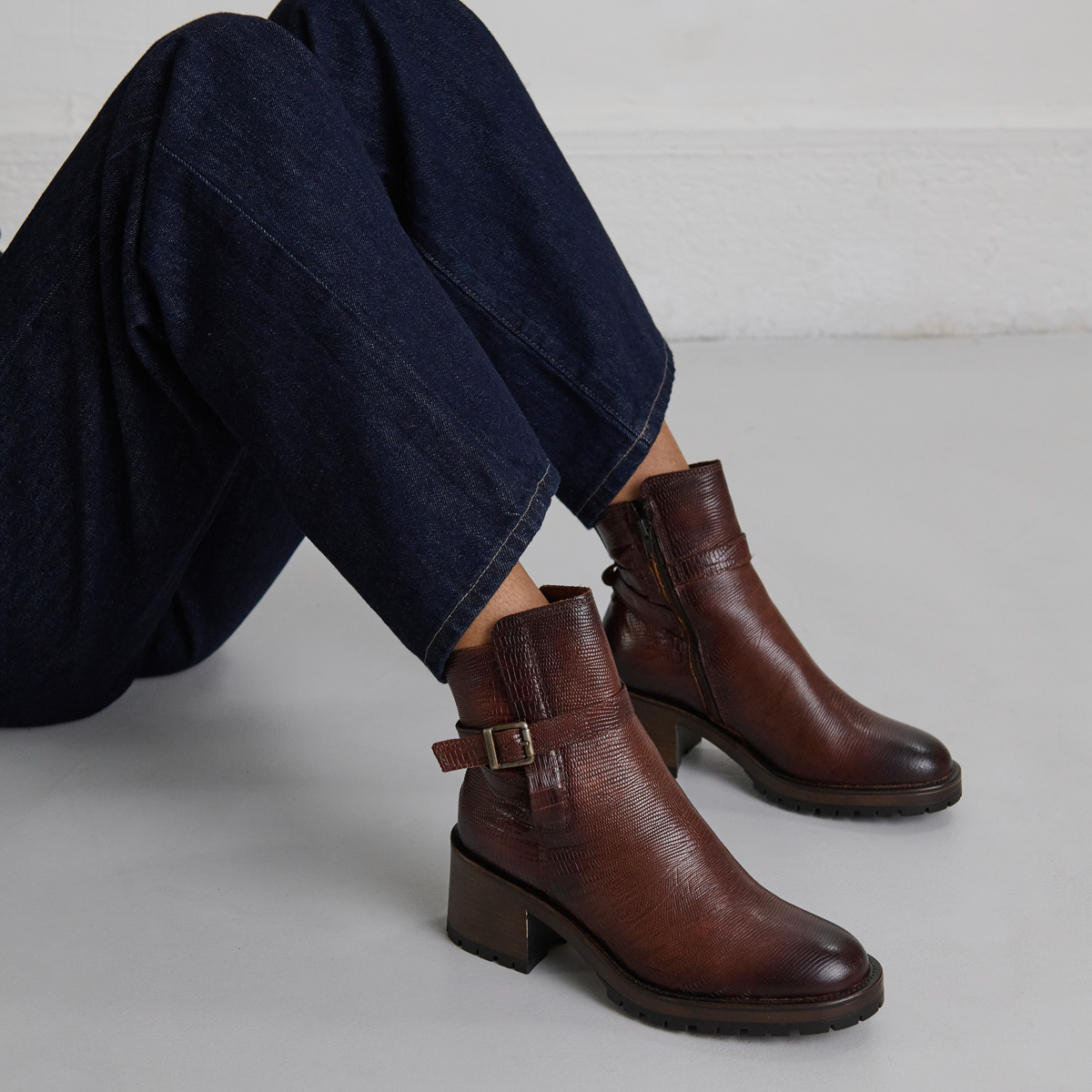 Bottines à bouts ronds et boucles in cognac reptile leather | CLOVIS