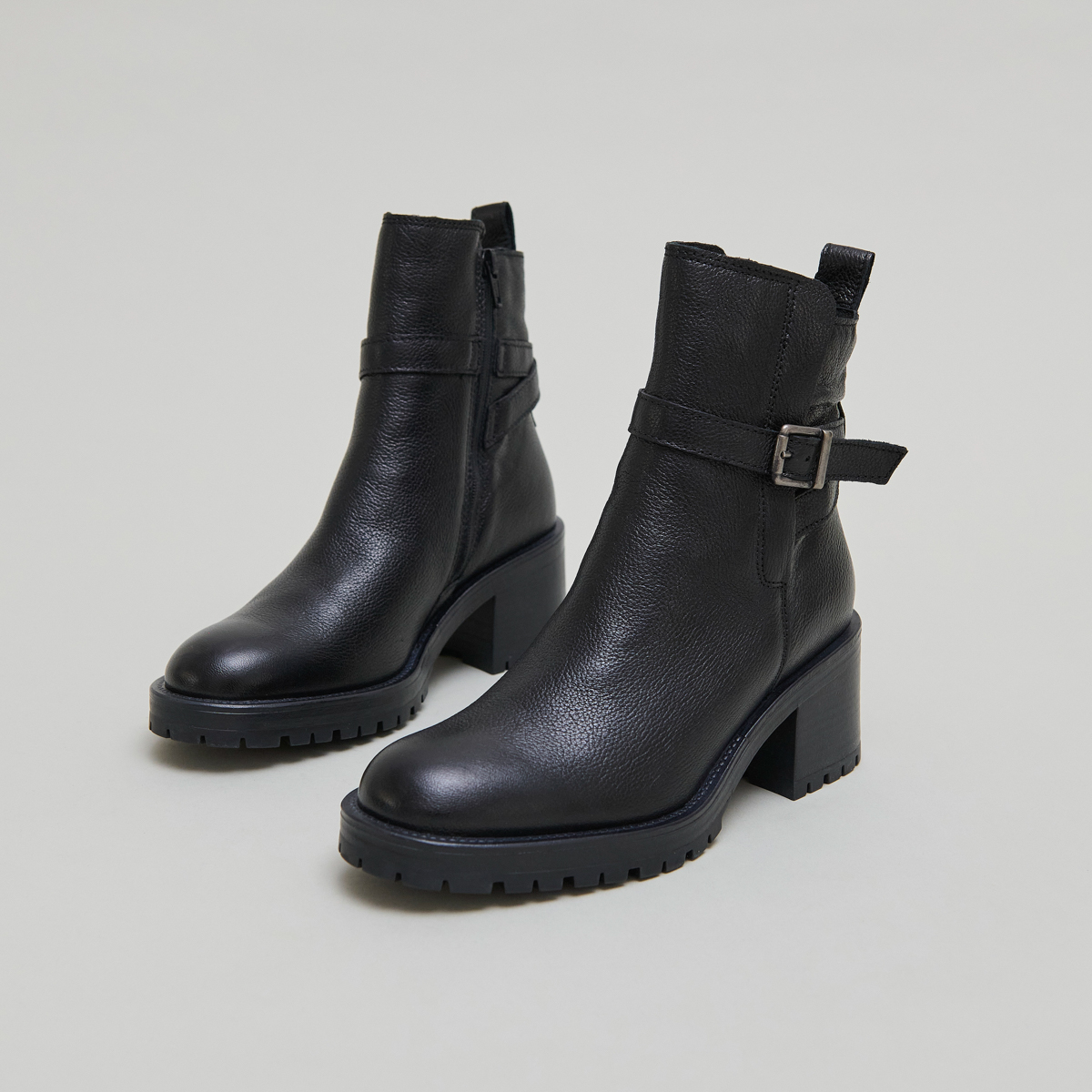 Bottines &agrave; bouts ronds et boucles in black grained leather | CLOVIS