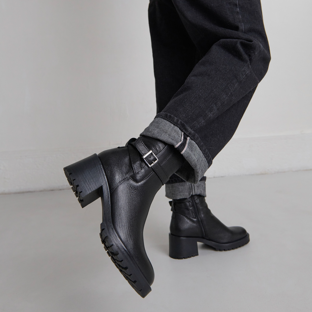 Bottines &agrave; bouts ronds et boucles in black grained leather | CLOVIS