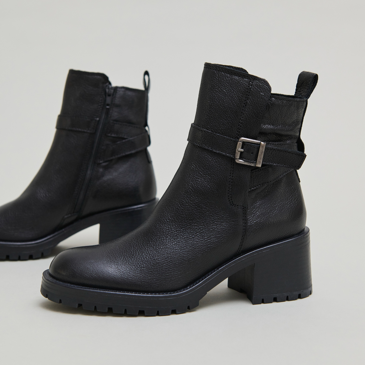 Bottines &agrave; bouts ronds et boucles in black grained leather | CLOVIS