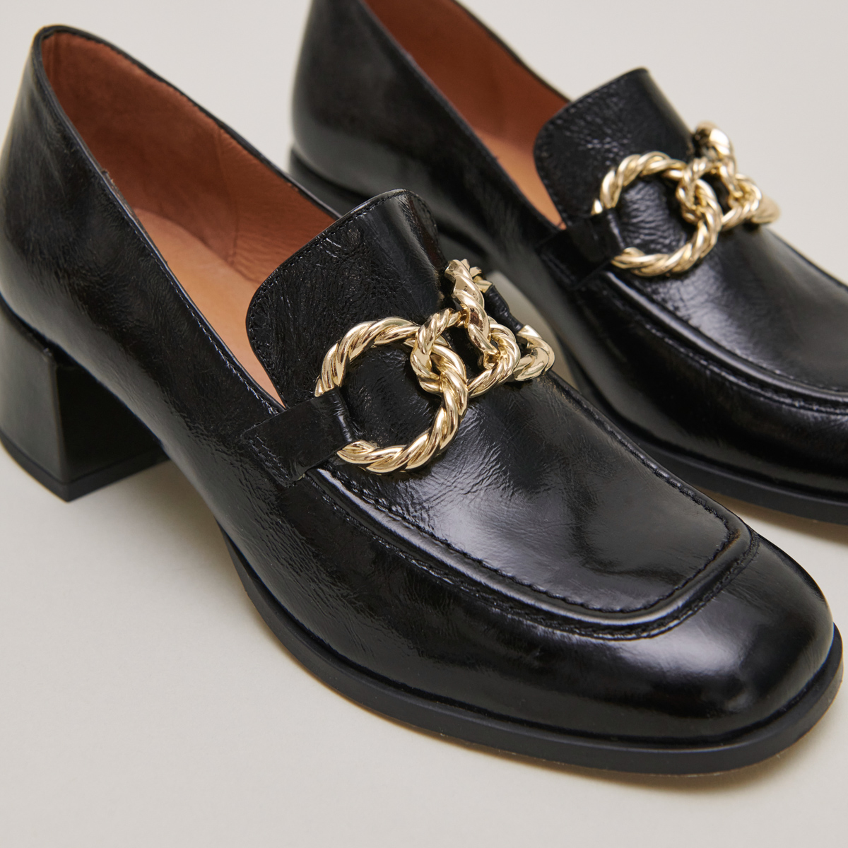 Mocassins à bouts arrondis et boucles do... in black glazed leather | VINCENNES