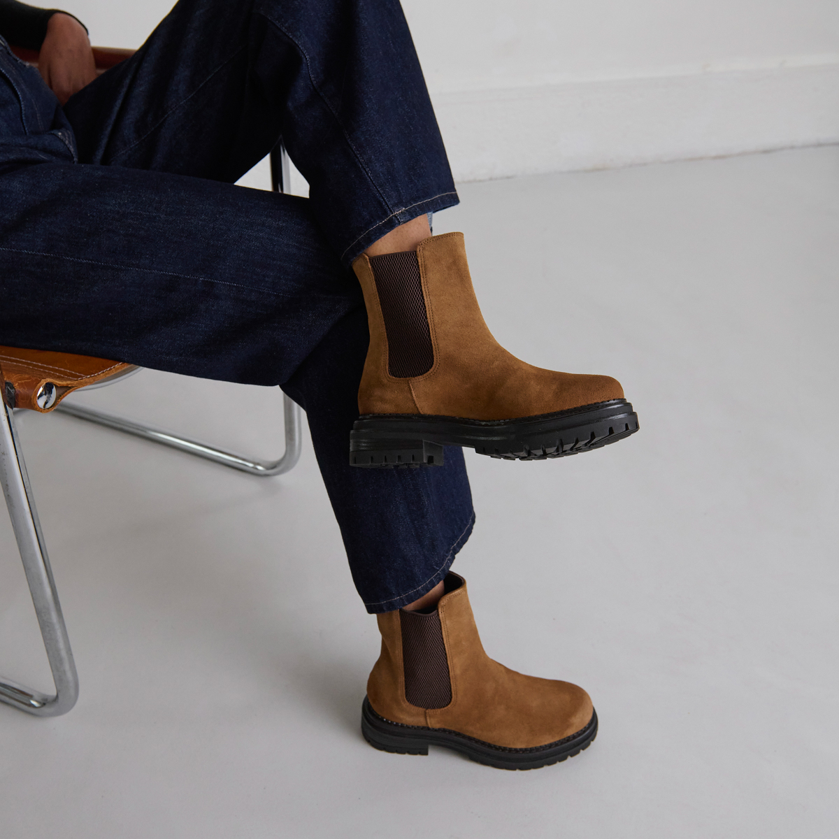 Bottines à semelles crantées et élastiqu... in cognac suede | ADALARD