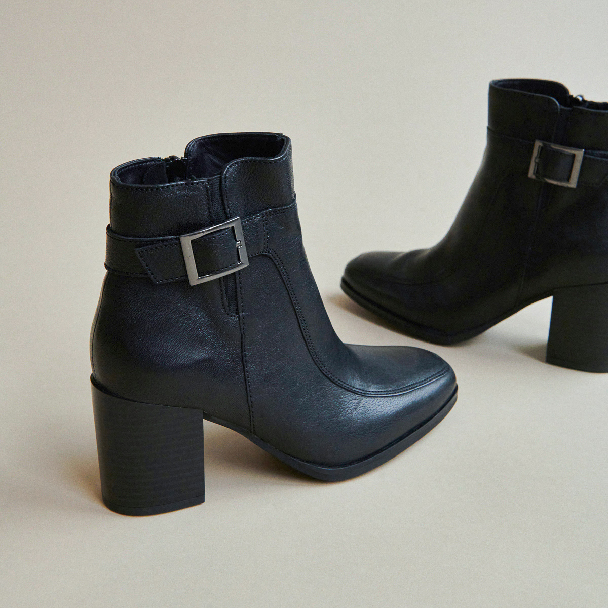 Heeled boots with buckles in black leather | ADRIETTE