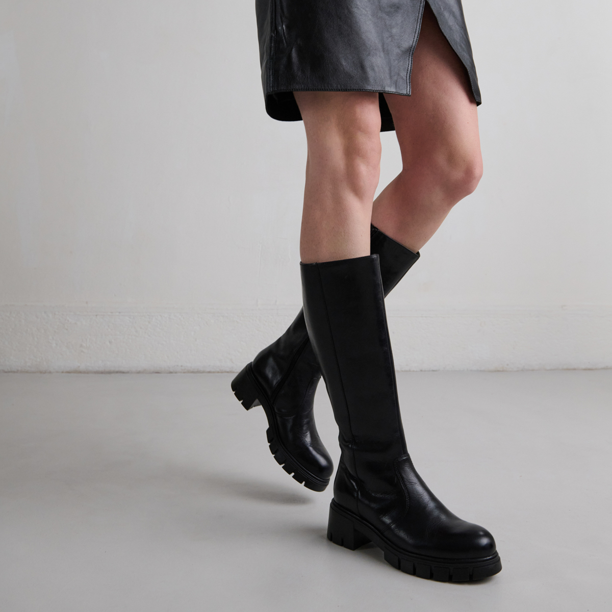 Bottes à semelles crantées in black leather | ANTONIN