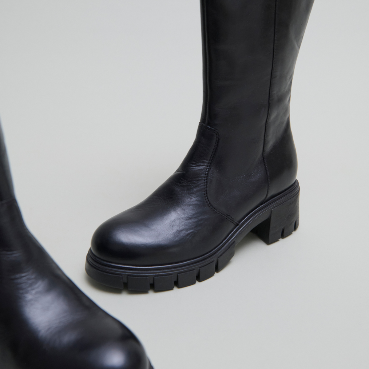 Bottes à semelles crantées in black leather | ANTONIN