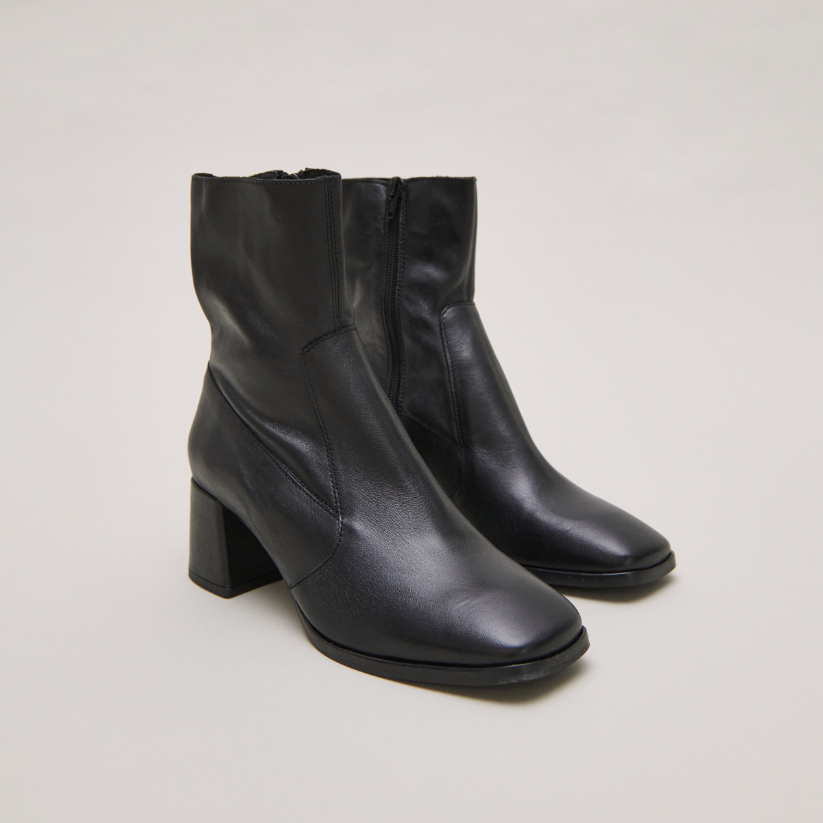 Oval-toe boots in black leather | ARGENTAT