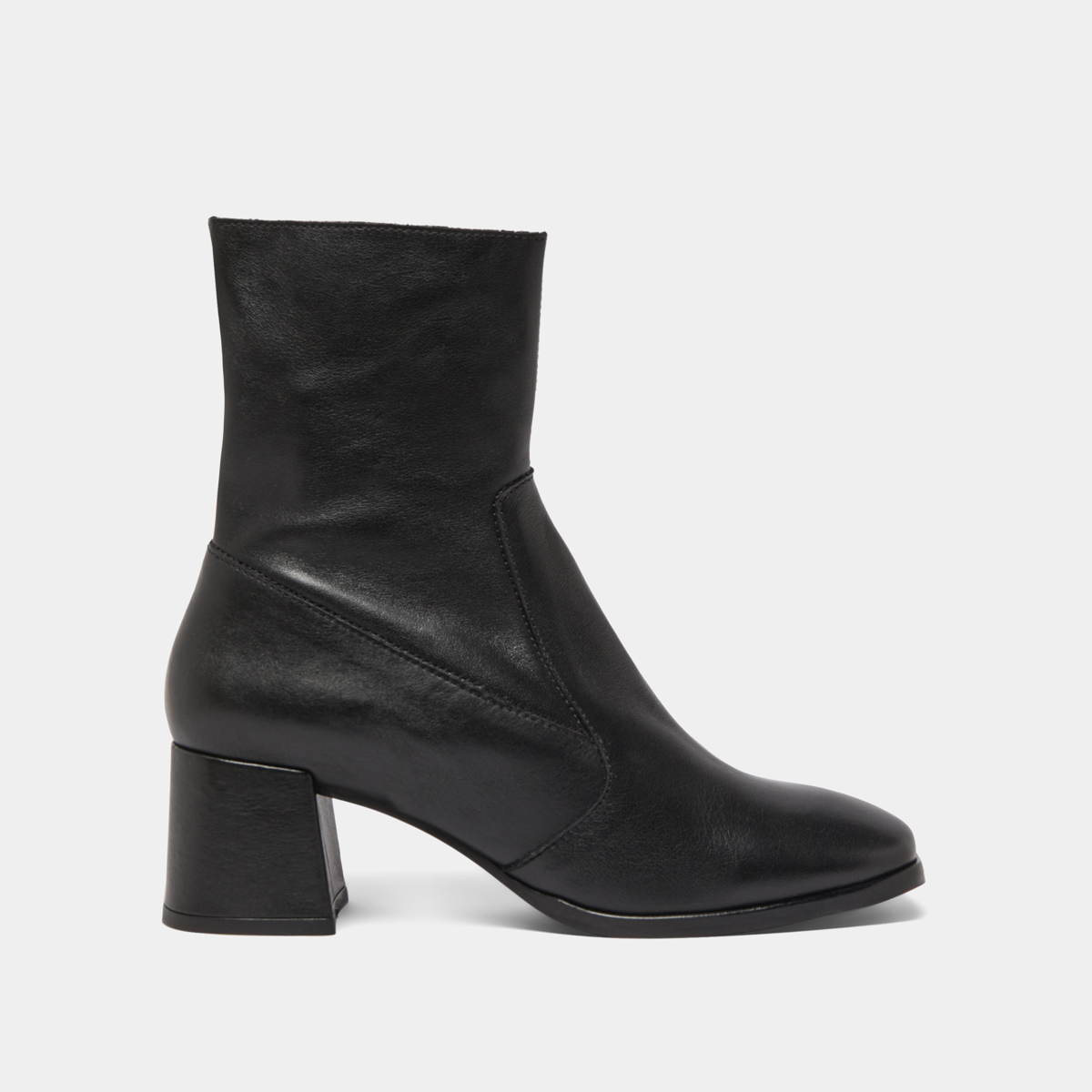 Oval-toe boots in black leather | ARGENTAT